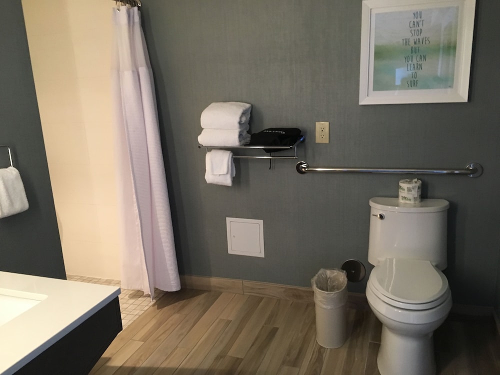 Standard Room, 1 Queen Bed, Accessible Bathtub (Communications) - Photo 7