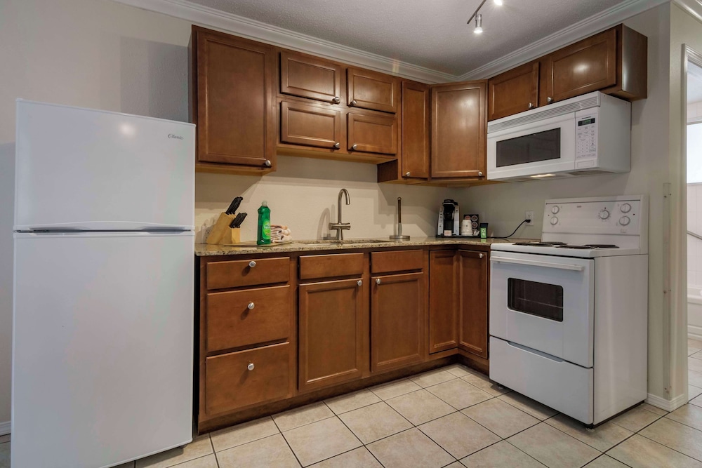 Suite, 1 Queen Bed, Non Smoking, Kitchen (with Sofabed) photo 2