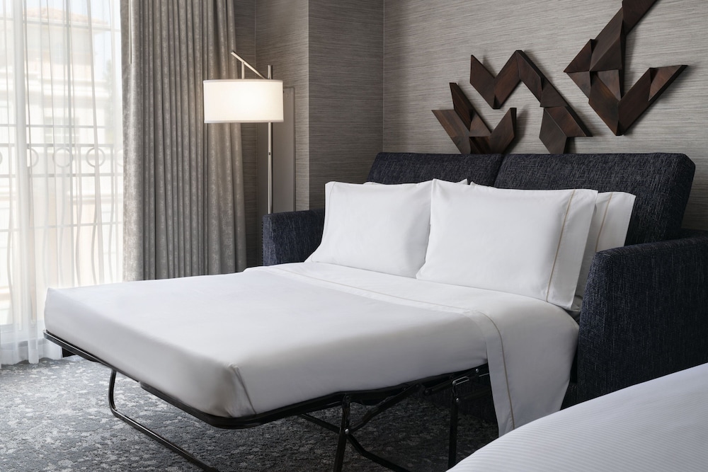 Deluxe Room, 1 King Bed with Sofa bed (Hearing Accessible) - Photo 5