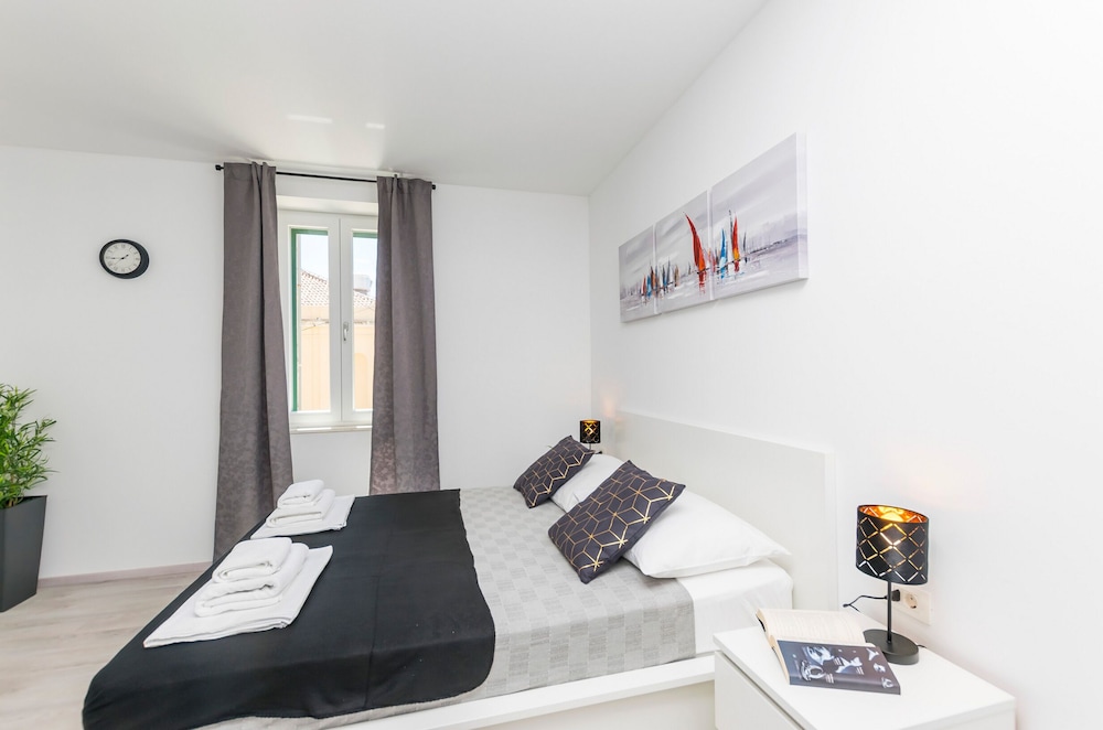 Room (S1) - Photo 2