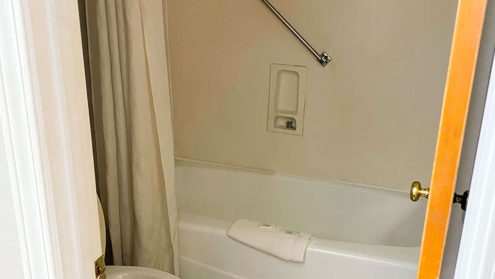 Standard Room, 1 King Bed, Non Smoking, Refrigerator & Microwave - Photo 4