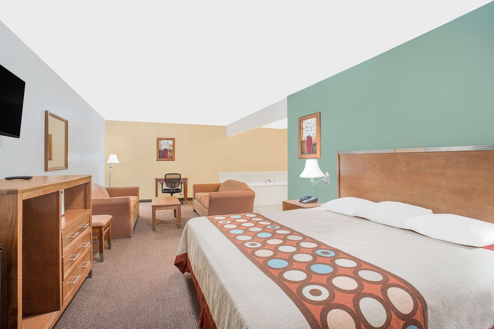 Suite, 1 King Bed, Hot Tub photo 1