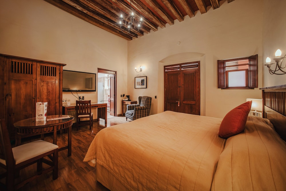 Superior Room, 1 King Bed, Jetted Tub photo 3