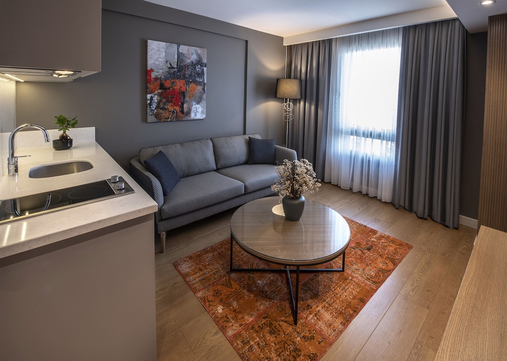 Junior Suite, 1 King Bed, Non Smoking, City View photo 2