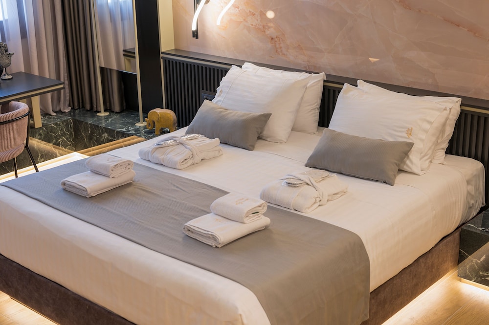 Luxury Studio Suite, 1 Queen Bed, Jetted Tub photo 3