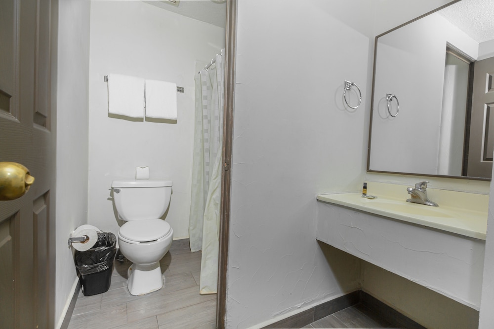 Standard Room, 2 Double Beds, Private Bathroom - Photo 6