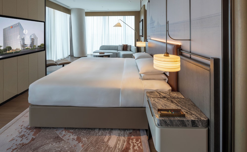 Business Deluxe Queen Size Bed Non Smoking Room