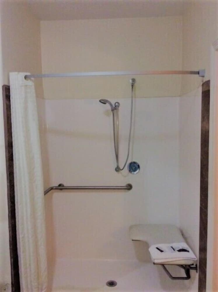 Deluxe Room, 2 Queen Beds, Smoking - Photo 24