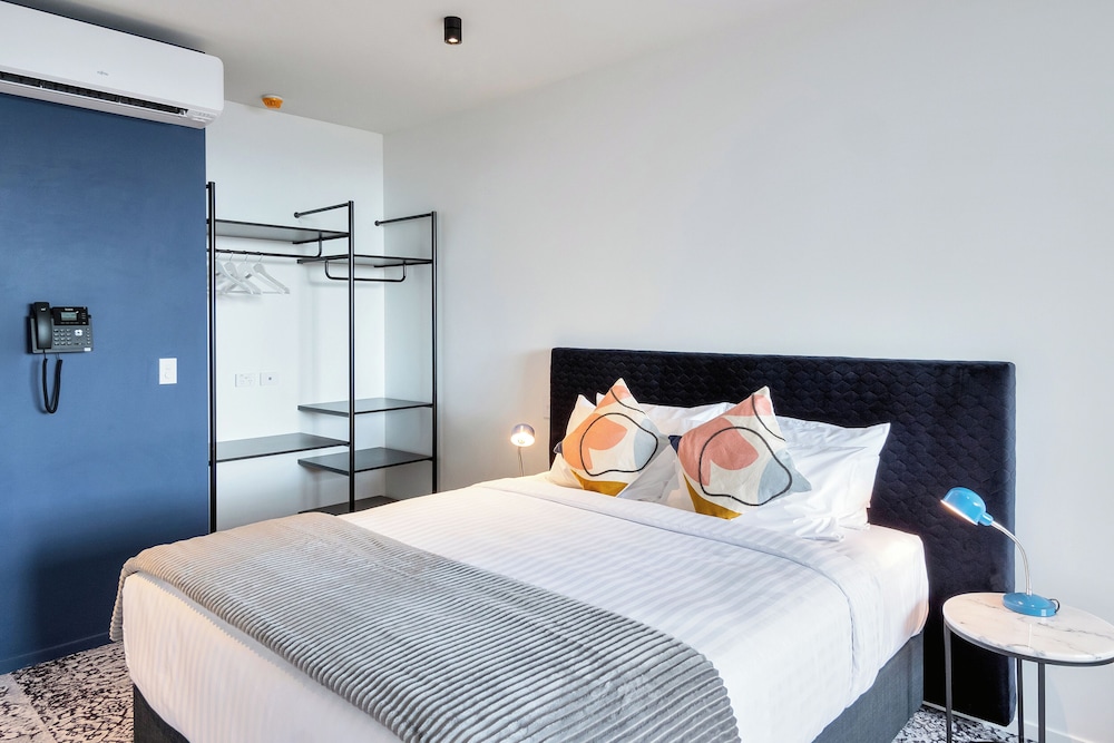 Queen Studio Accessible Room (With free secure parking)