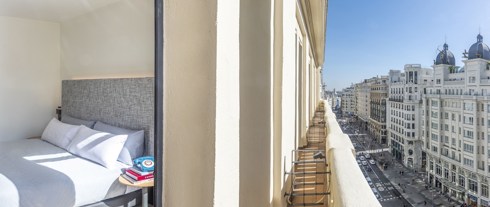 The Innside Room Gran Via View thumbnail 5