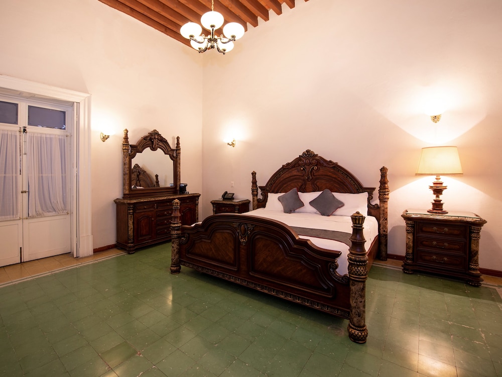 Suite, 2 Bedrooms - Photo 1