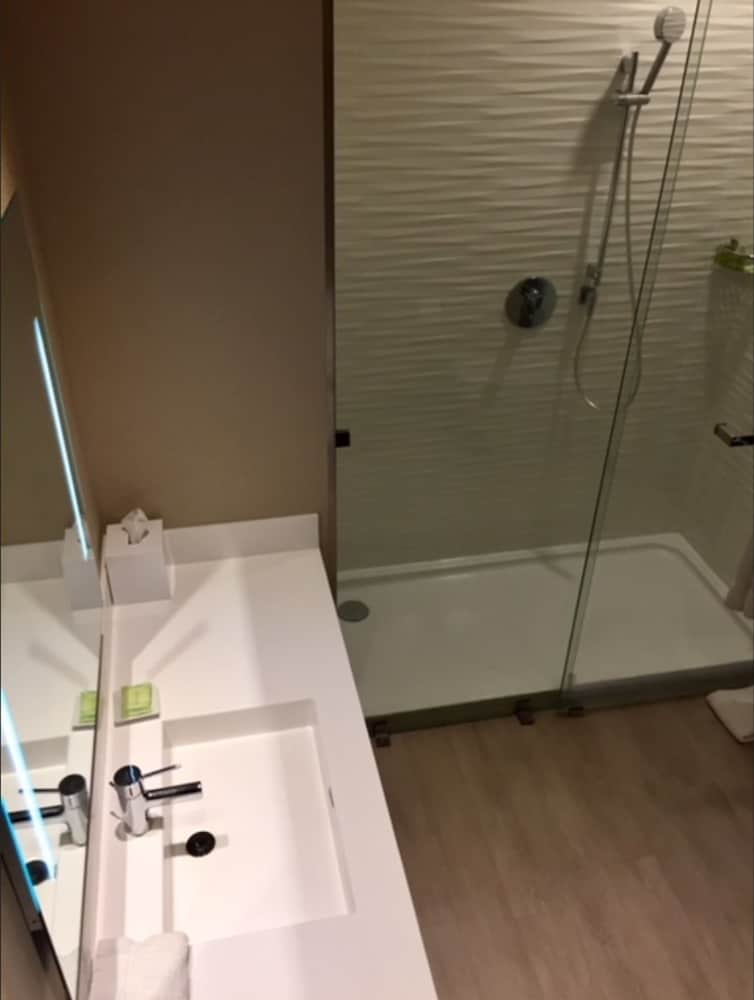 Deluxe Room, 1 King Bed, Balcony photo 3