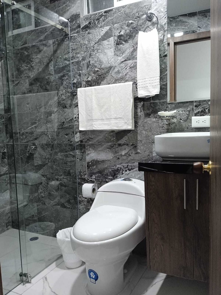 Deluxe Studio Suite, 3 Bedrooms, Ensuite, Tower photo 3