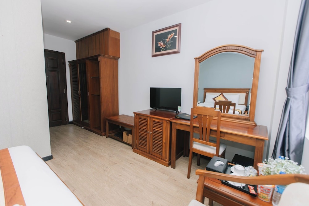 Deluxe Room, 1 Queen Bed, City View photo 2