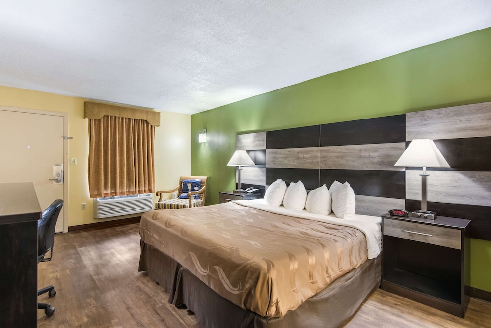 Standard Room, 1 King Bed, Non Smoking - Photo 2