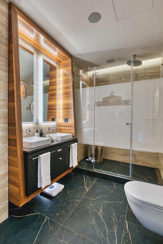 Deluxe Triple Room, City View - Photo 4