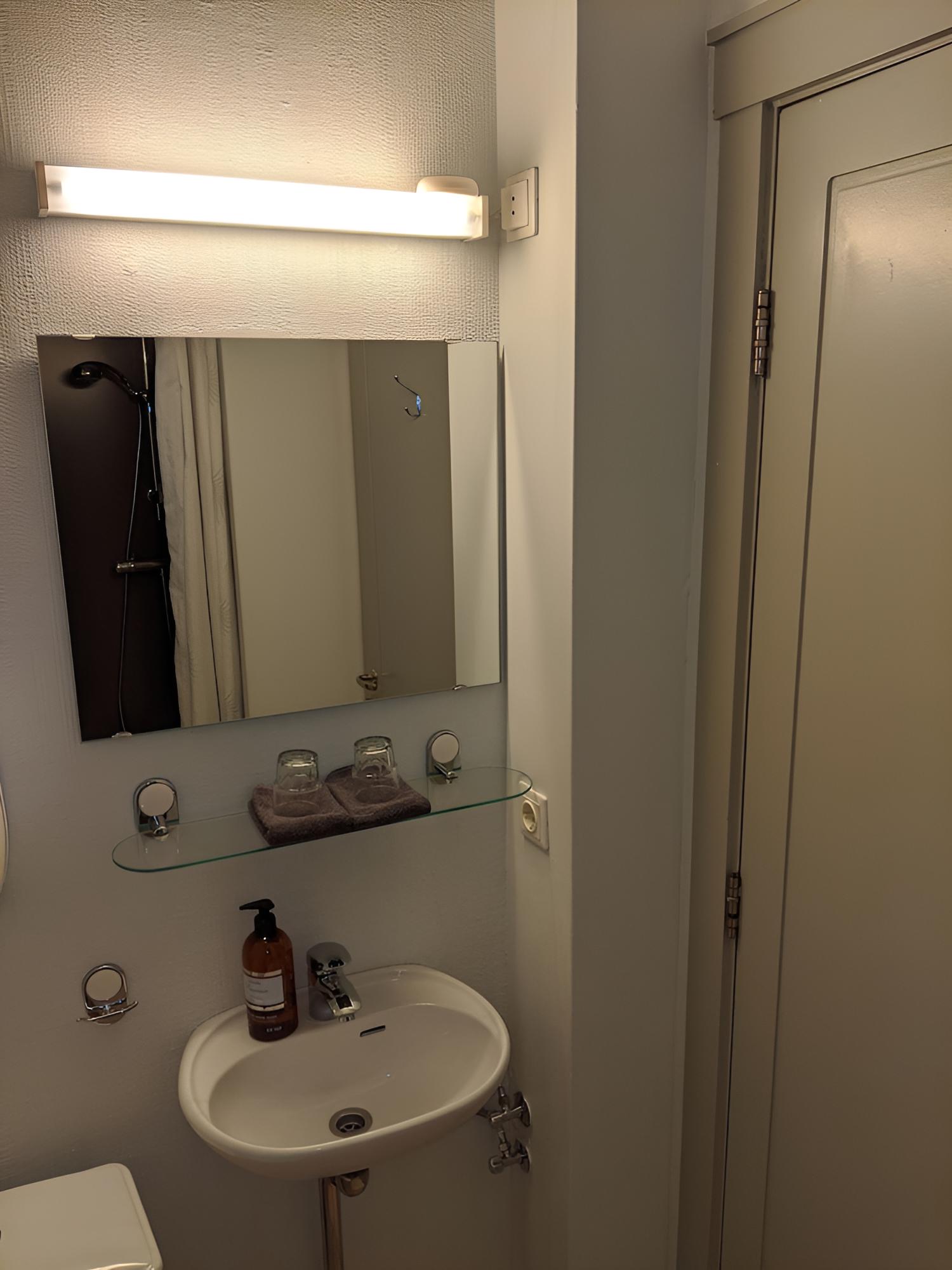 Double or Twin Room, Private Bathroom photo 3