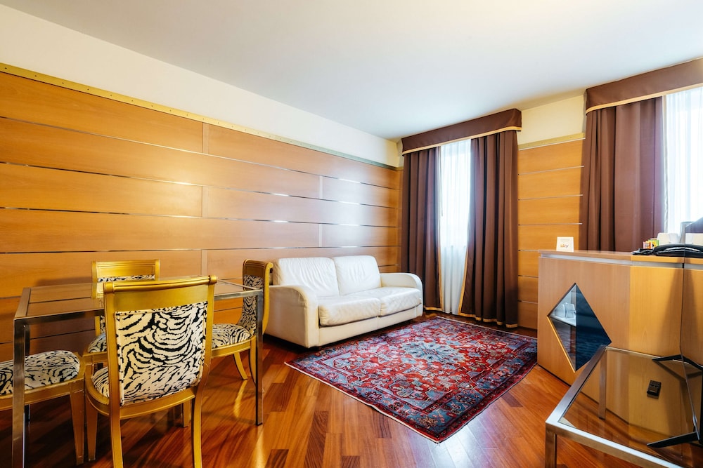 Suite, 2 Bedrooms, Jetted Tub - Photo 3