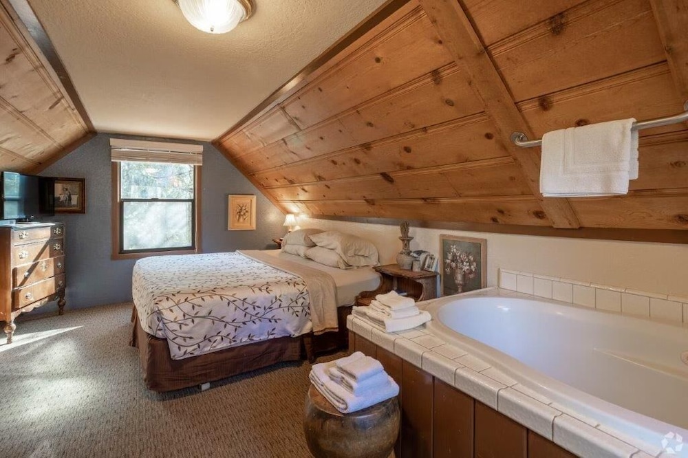 Off site Creekside Cottage 2 story Sleeps 7