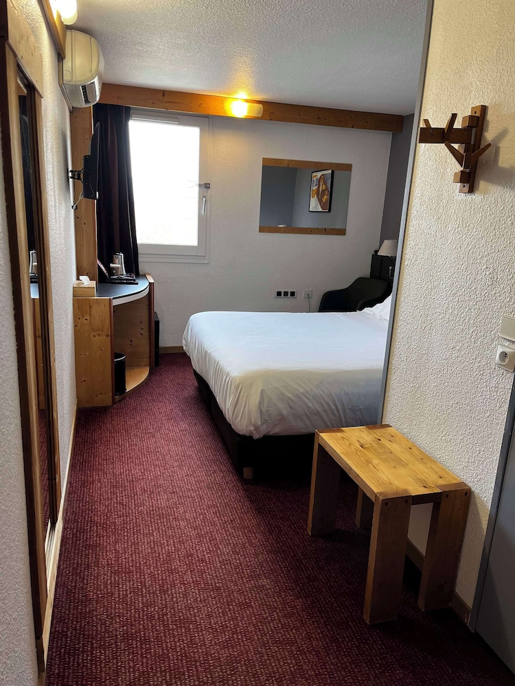 Standard Room, 1 Queen Bed, Non Smoking - Photo 3