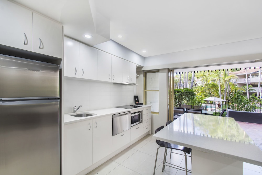 Two Bedroom Poolside Apartment - Photo 10