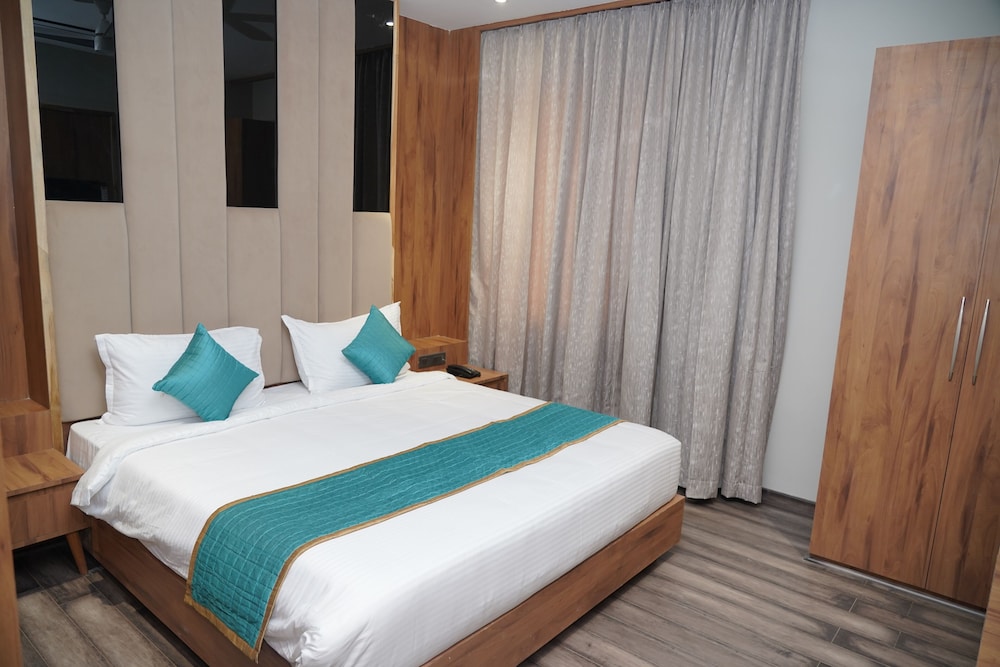 Studio Suite, City View