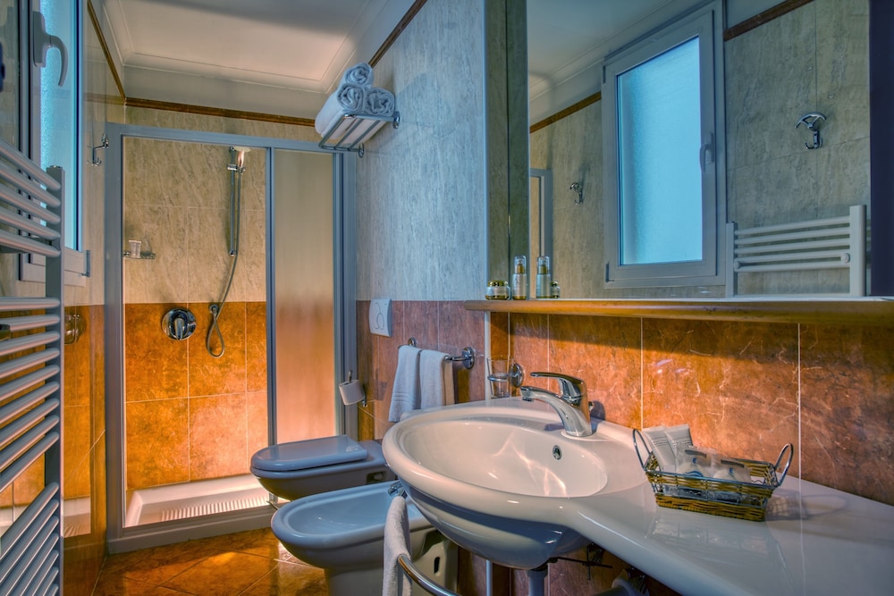 Deluxe Double or Twin Room - Photo 6