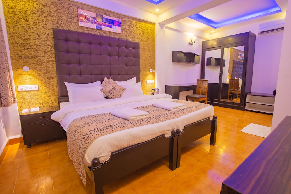 Executive Room, 1 King Bed, Smoking, Pool View