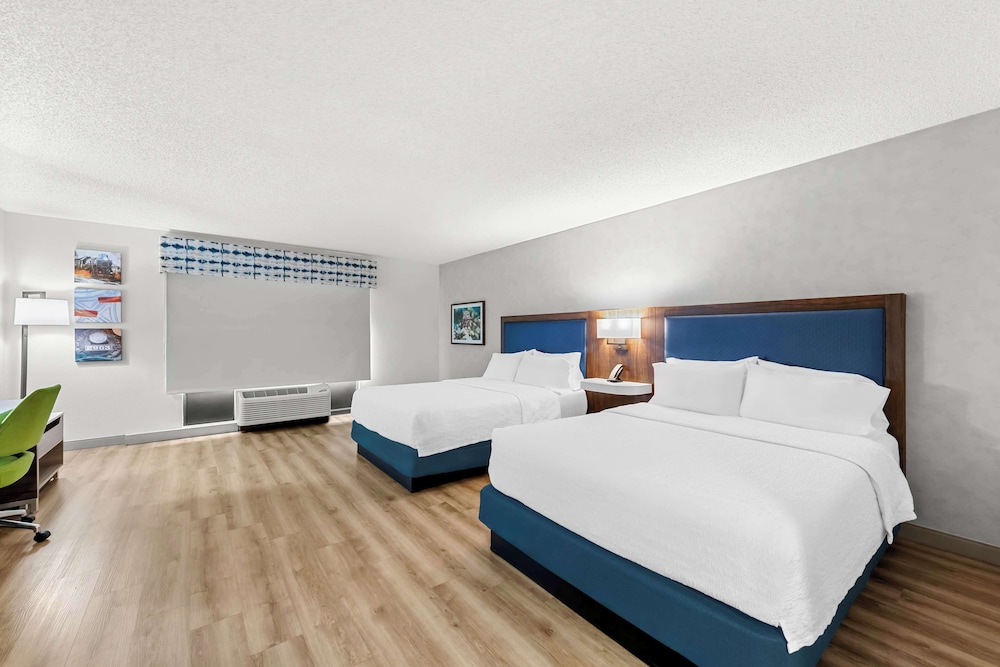Deluxe Room, 2 Queen Beds - Photo 1