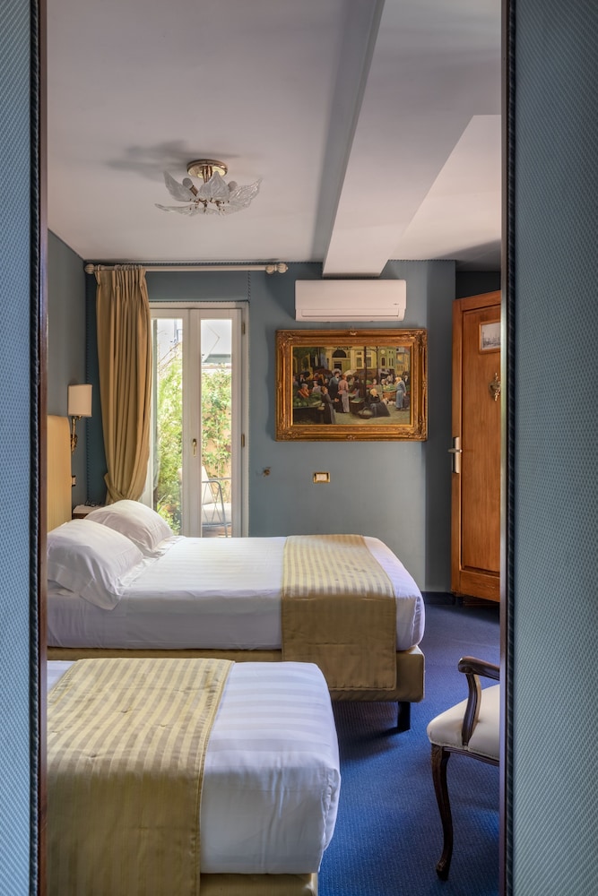 Superior Double Room, City View thumbnail 5