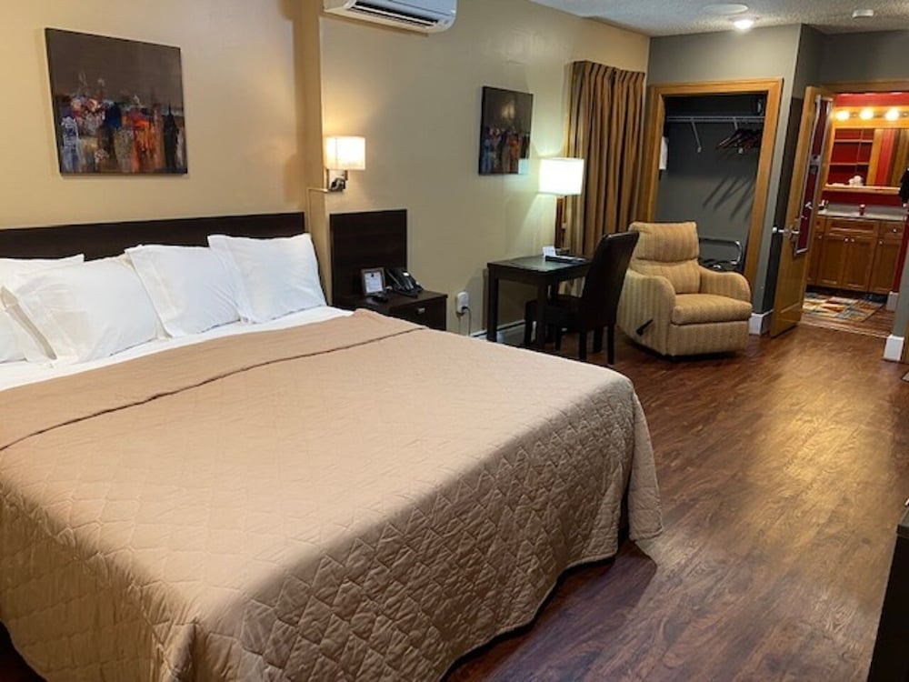 Superior Room, 1 King Bed, Refrigerator & Microwave photo 1