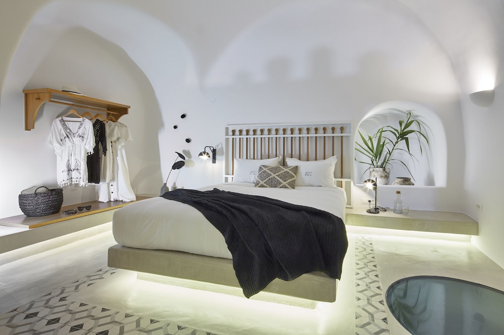 Two Bedroom Cave Suite with Outdoor Hot Tub and Panoramic View