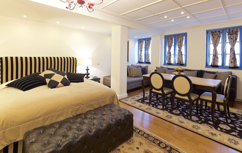 Deluxe Suite, 1 King Bed with Sofa bed photo 2