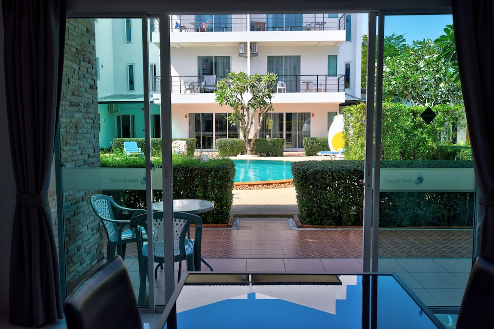 Deluxe Room with Pool Access (1st floor) photo 3