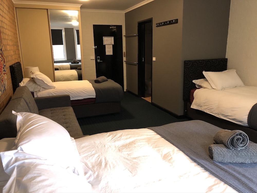 Family Suite, Non Smoking (Deluxe Queen Room) photo 3