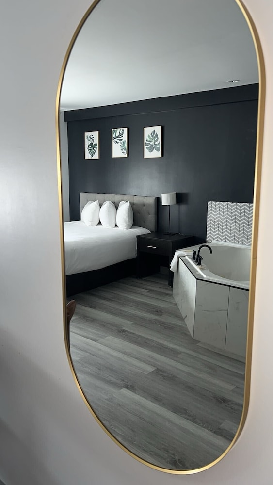 Suite Jr, 1 Lit Queen Bed, Jetted Tub - Non Smoking photo 1