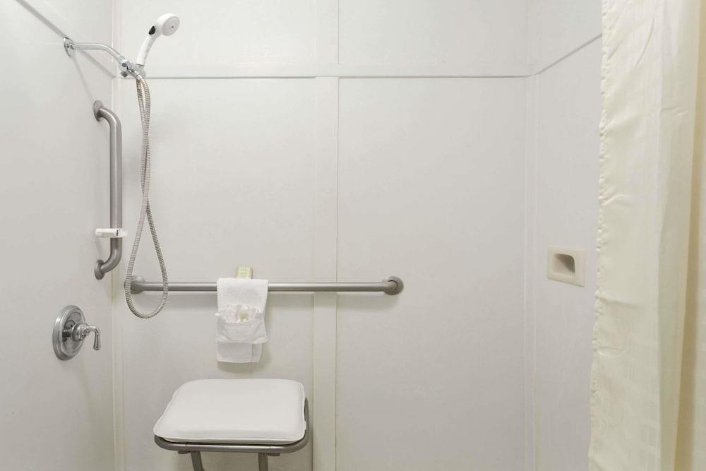 Room, 1 King Bed, Accessible, Non Smoking (Mobility/Hearing Impaired) photo 2