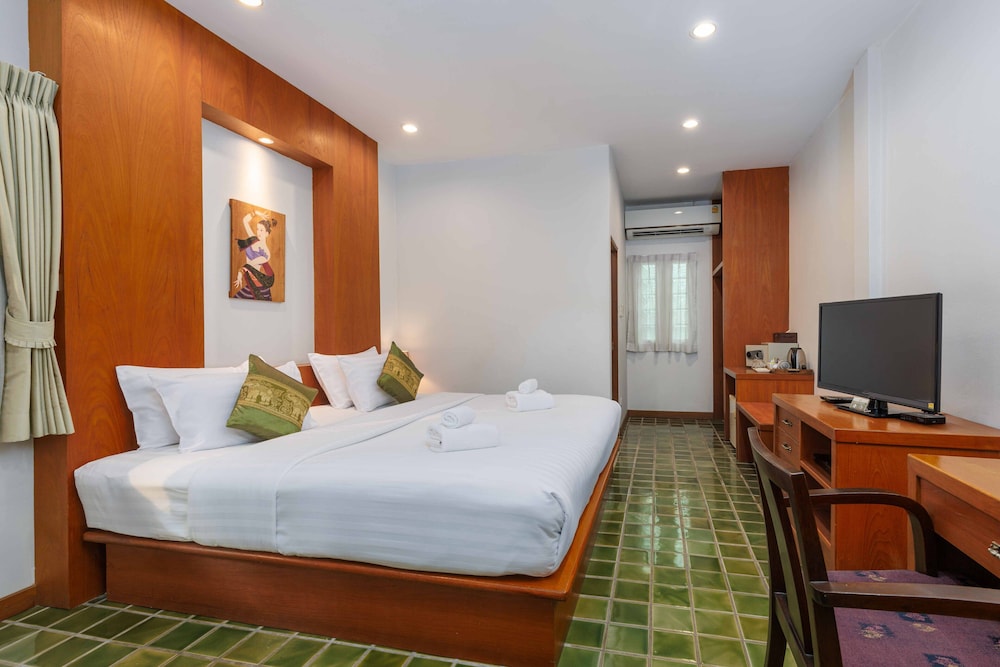 Deluxe Room, 1 King Bed photo 2
