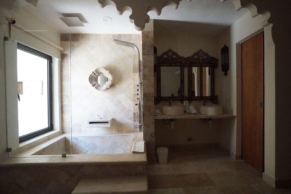 Room 10, 1 King Bed