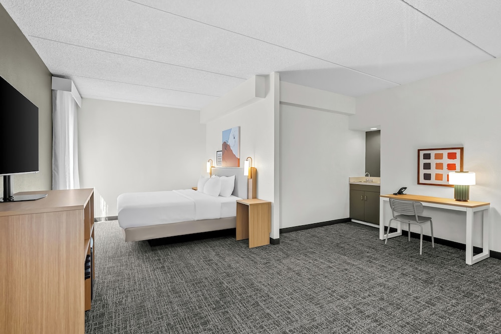 Suite, 1 King Bed - Photo 2