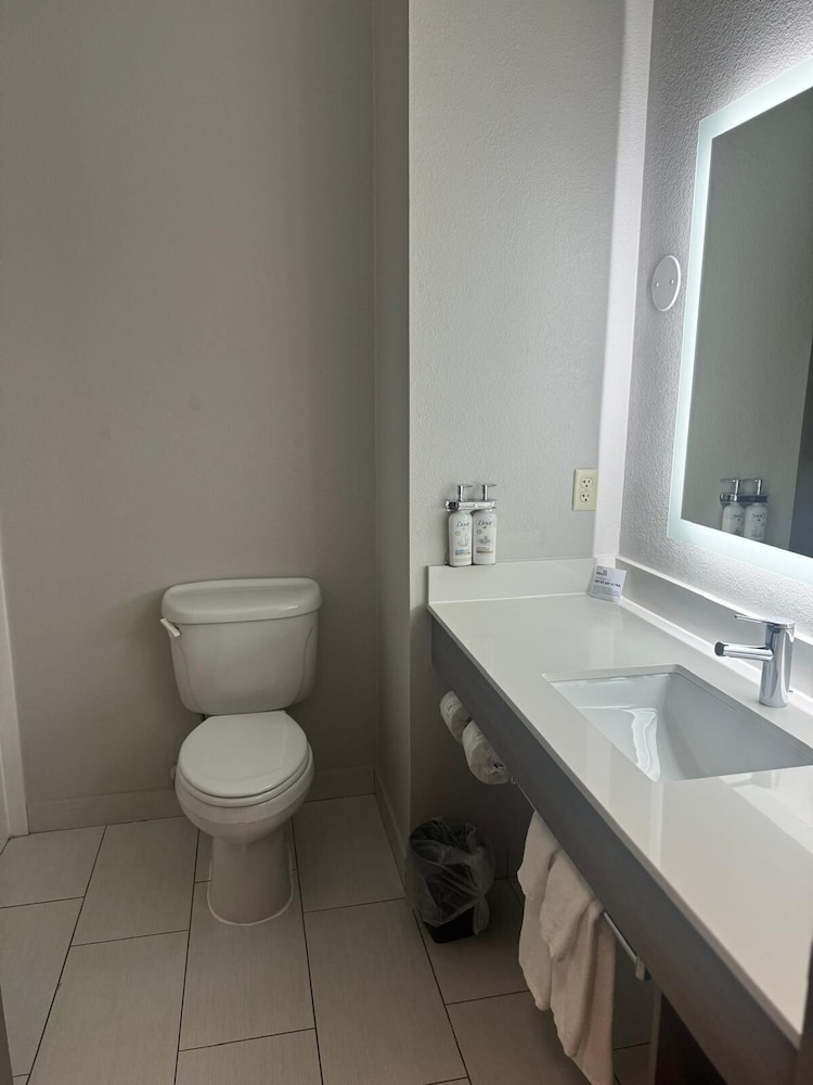 Standard Room, 2 Queen Beds, Accessible - Photo 6