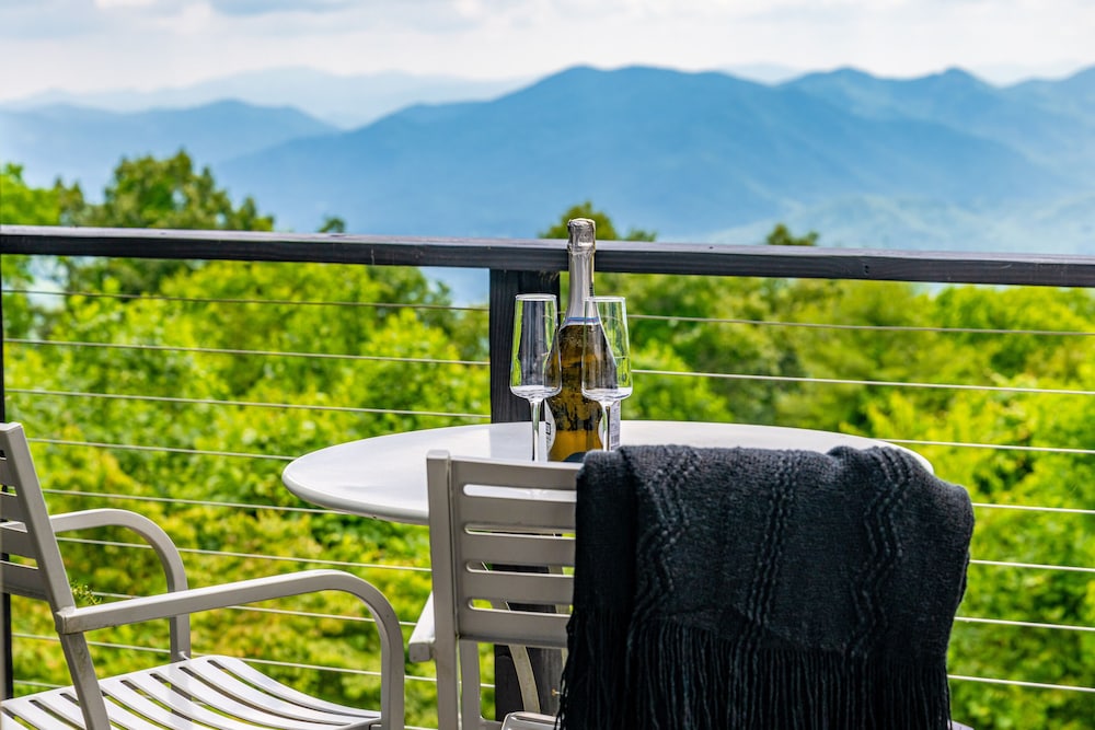 Superior Suite, Ensuite, Mountain View (Red Thunder)