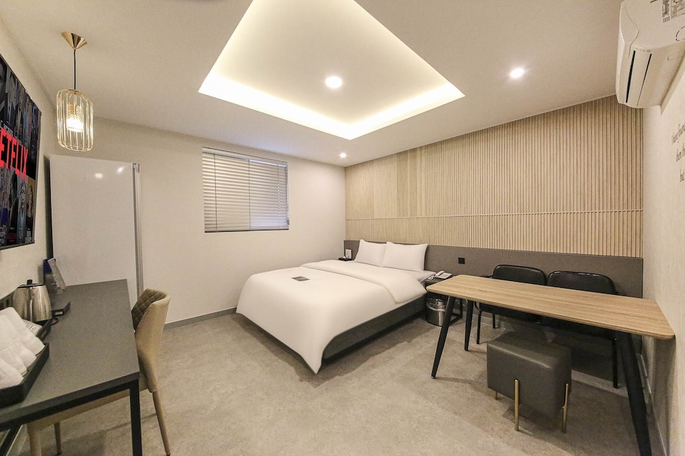 Prestige Table / Free Ramyeon, Table, Styler, Netflix, Free Laundry & Dry, Free Amenities - Photo 8