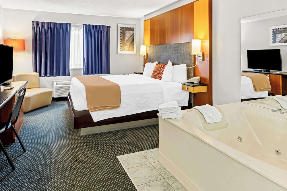 Room, 1 King Bed, Non Smoking, Jetted Tub - Photo 1