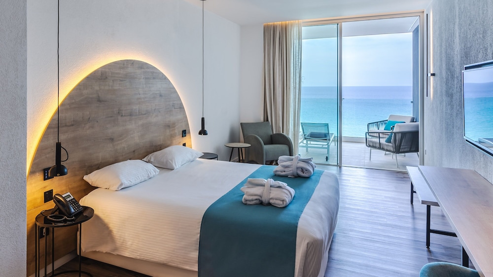 Deluxe Suite, Sea View (Front) - Photo 1