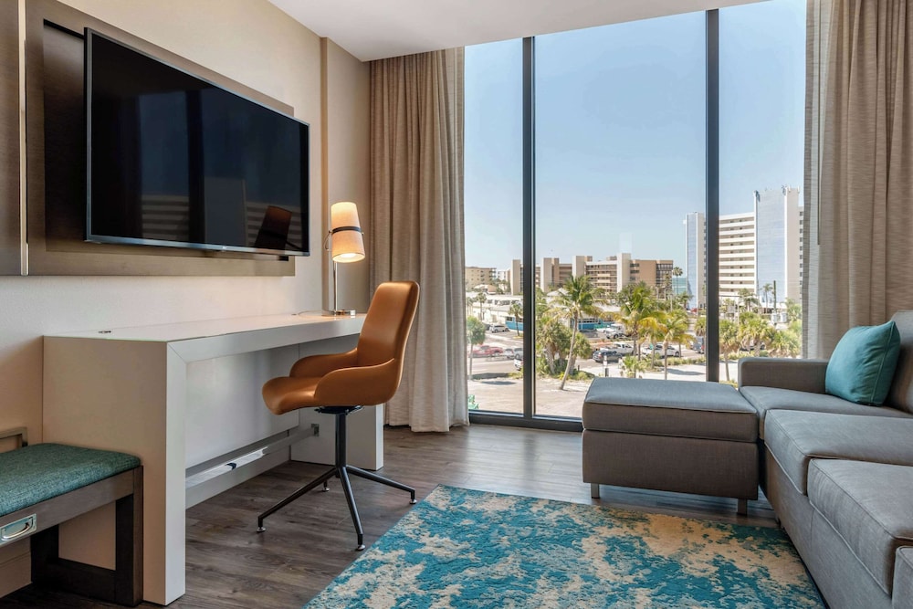 Suite, 1 King Bed, Non Smoking - Photo 3