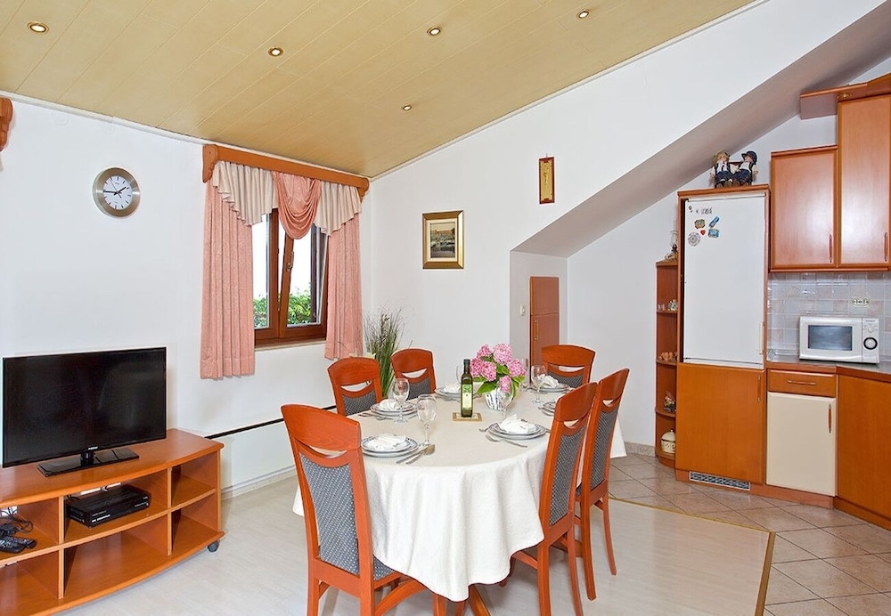 Apartment (Vibo - parking and barbecue - A1 Vink) photo 1