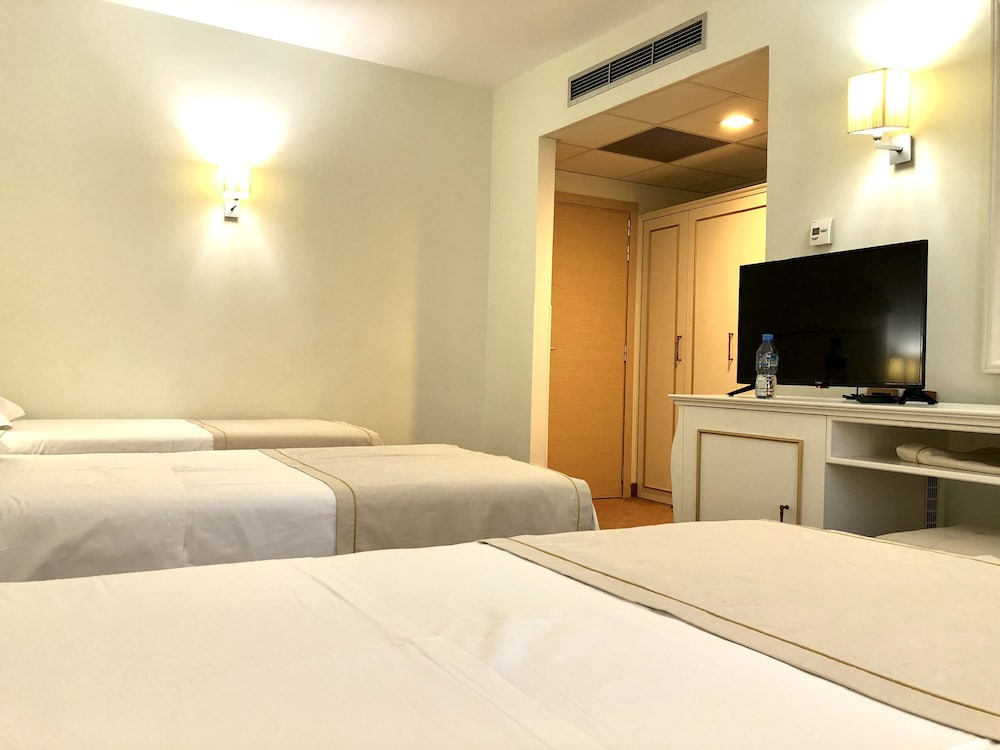 Deluxe Triple Room photo 3