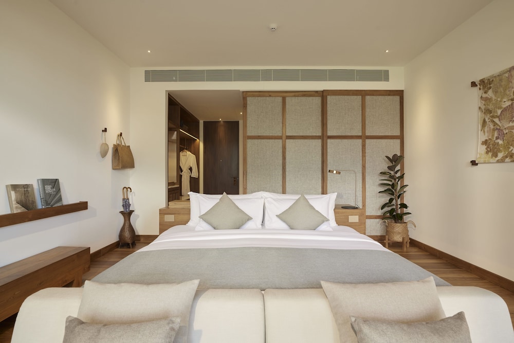 Premier Room, 1 King Bed, Pool Access - Photo 2