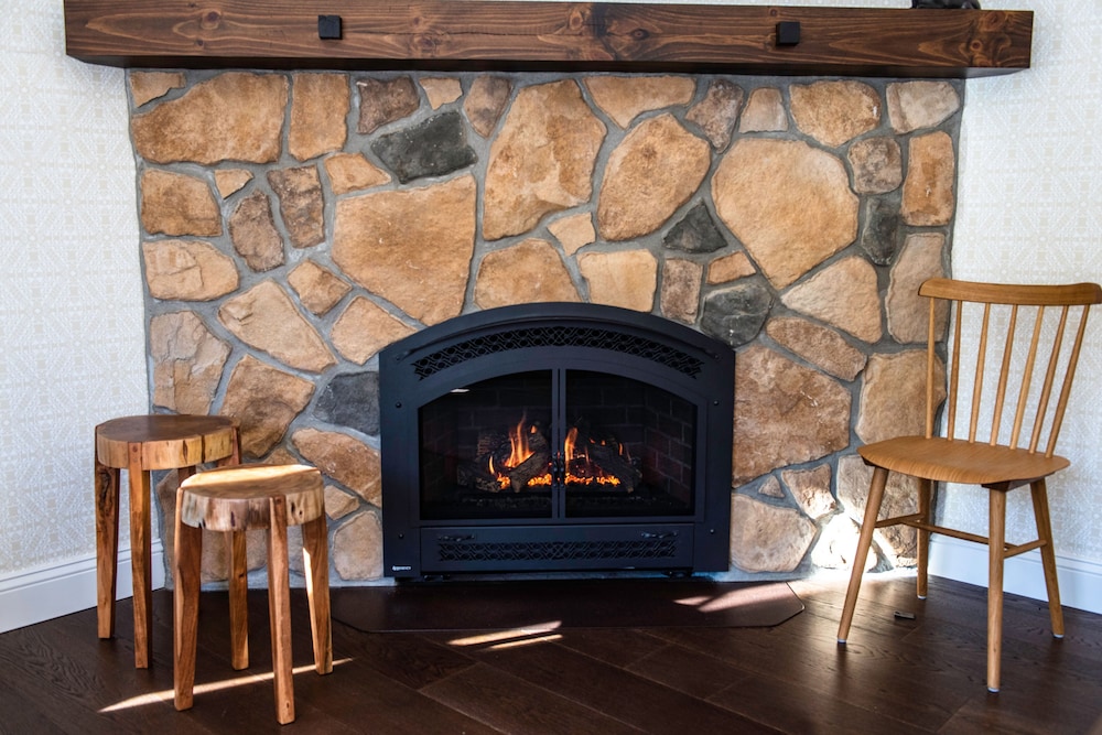 Mountain King with Fireplace photo 2